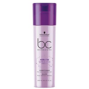 Tu détestes tes cheveux rebelles? Commence par les aider avec un bon revitalisant. Prends ça!