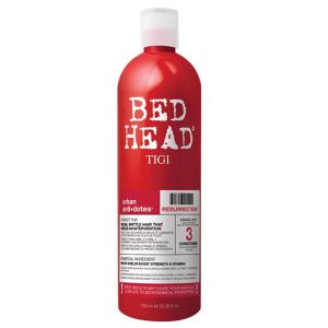 Voici un bon revitalisant pour tes cheveux mous et cassants. Prends ça!