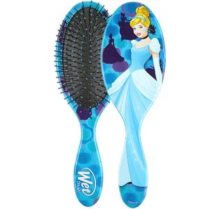 La princesse Cendrillon aimerait t&rsquo;aider à démêler tes cheveux sans douleur et sans les abîmer. Prends ça!